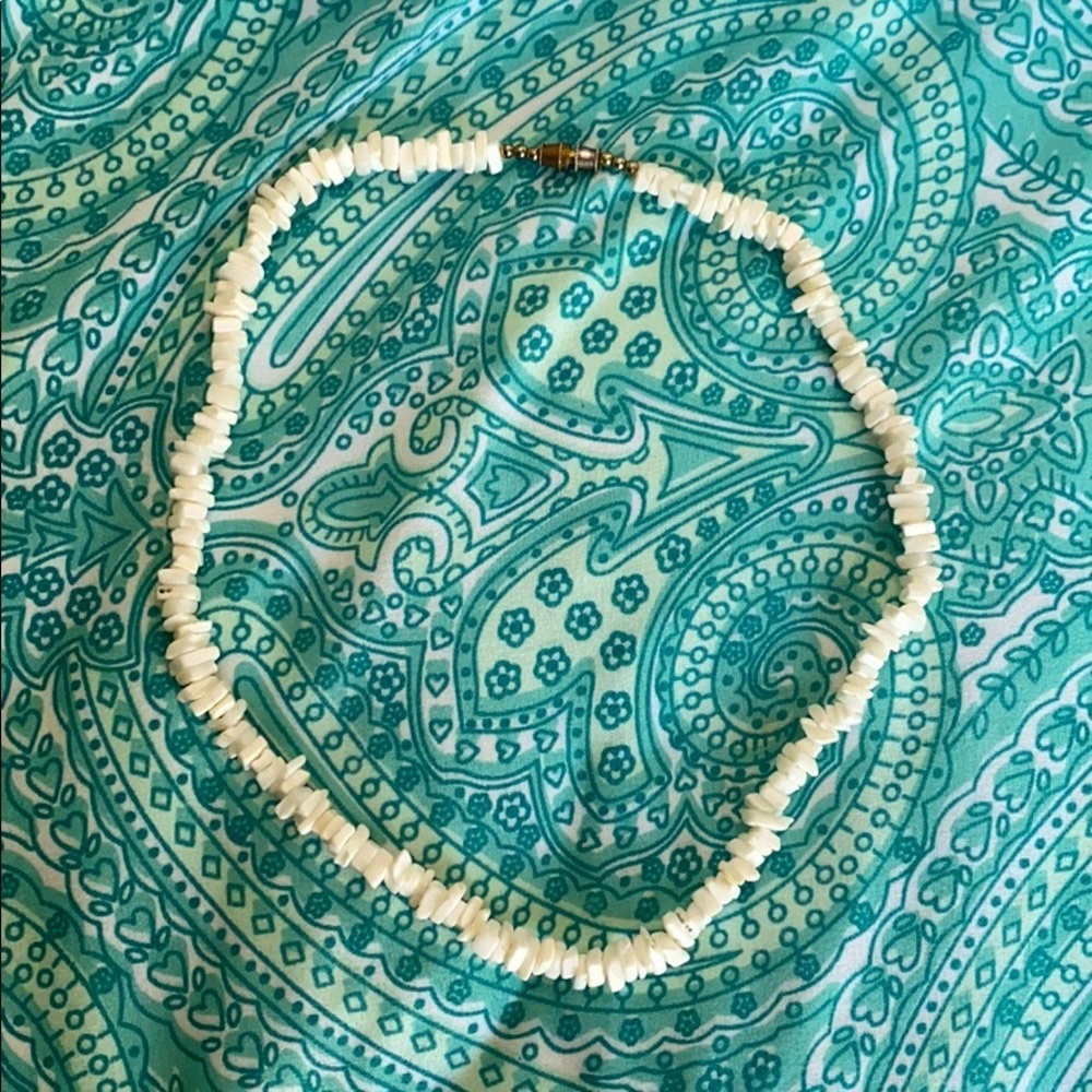 White beachy necklace with twist clasp